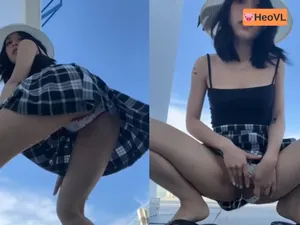 Tình nhân dâm đi du lịch nhưng cũng không quên quay clip show hàng cho fans xem
