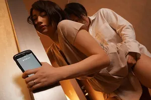 Bà xã đi họp lớp rồi nện với nyc mặc cho chồng yêu ở nhà chờ