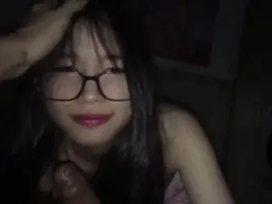 Người vợ đi ca đêm, lẻn sang trọ để em học sinh kính cận mút cu