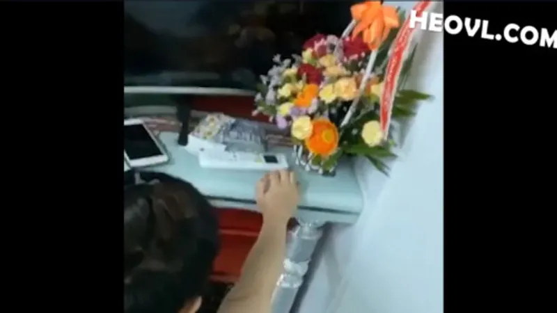 Không chịu đi tắm vì nứng lồn quá cần xoạc luôn !