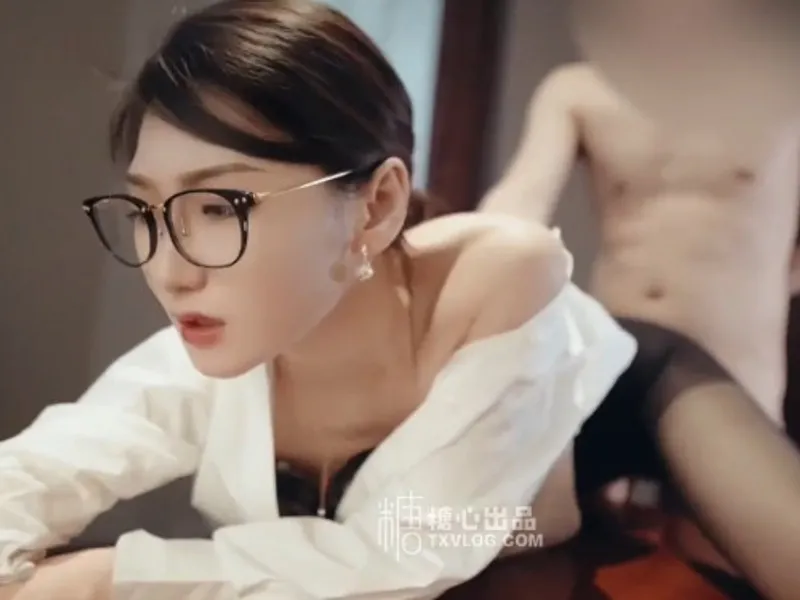 Vào phòng riêng được sếp nữ dam dang liếm cậu bé cho