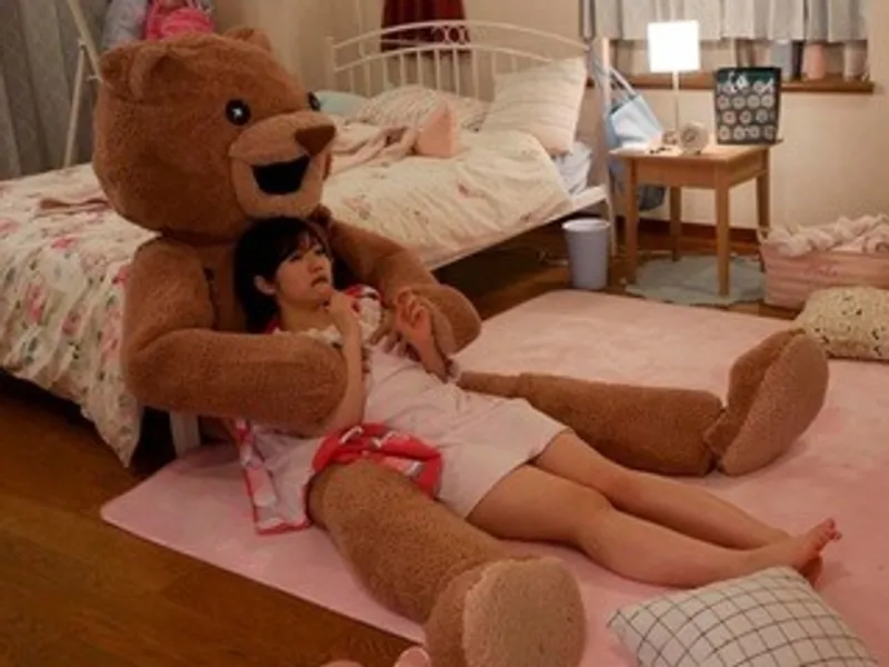 Chú eny nhồi bông và em nữ học sinh ngây thơ