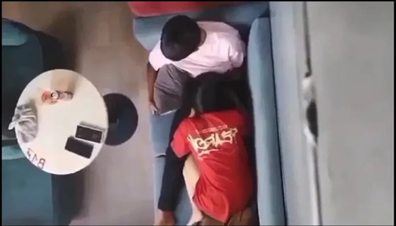 Quay lén người tình mút bú cho bạn gái nơi công cộng