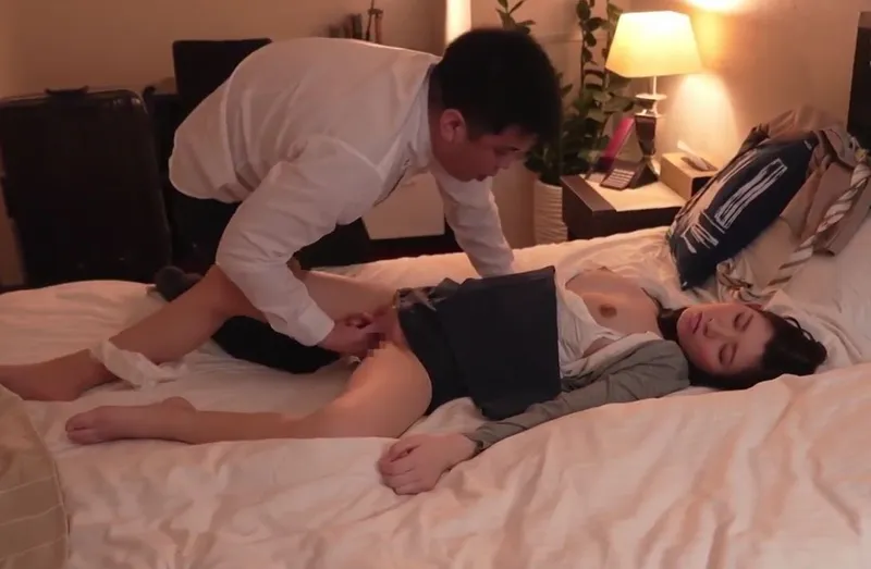 Biết em thư ký sắp kết hôn, cấp trên chuốc thuốc mê nắc cô nàng cả đêm trong chuyến công tác