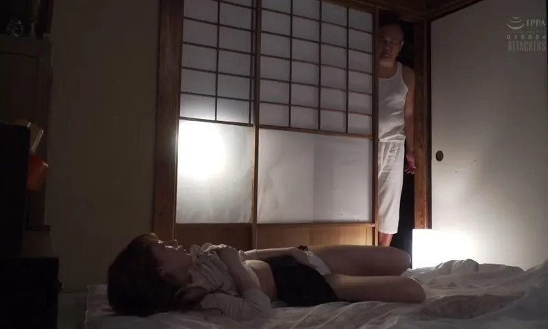 Bố chồng thiếu thốn lại bắt gặp người tình của con trai đang thủ dâm