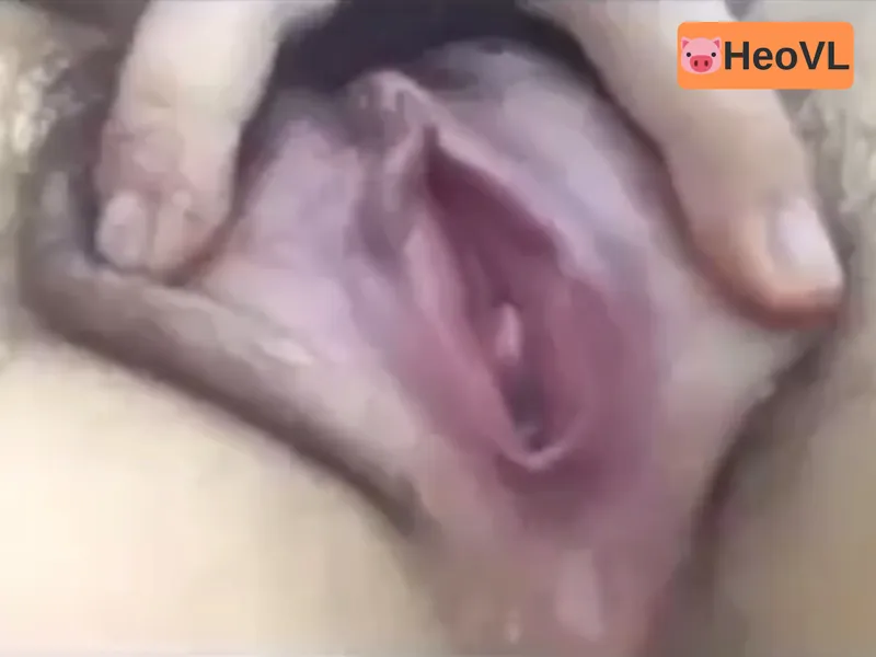 Con ghệ show cận cảnh lồn đang thở